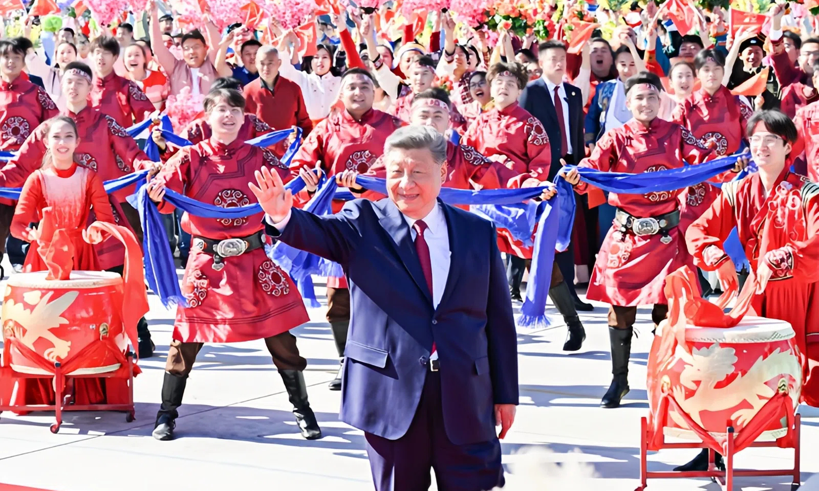 習(xí)近平在出席新疆維吾爾自治區(qū)成立70周年慶?；顒?dòng)后返回北京